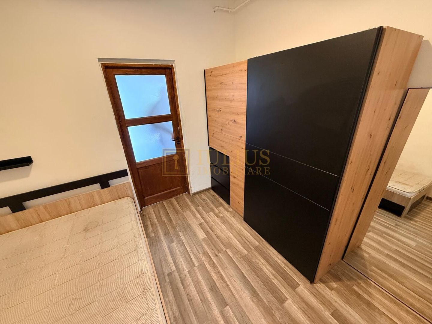 2 camere| apartament la casa-curte comuna| loc de parcare| centrala proprie| - Poză 9