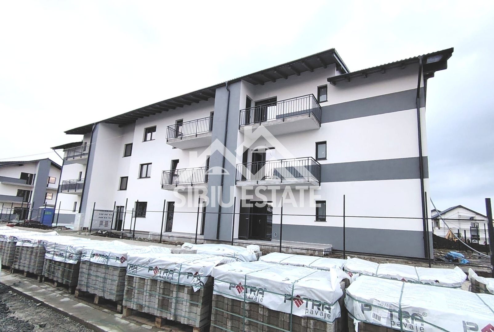 Apartament 3 camere, 2 bai, etaj 1 Selimbar - Poză 3