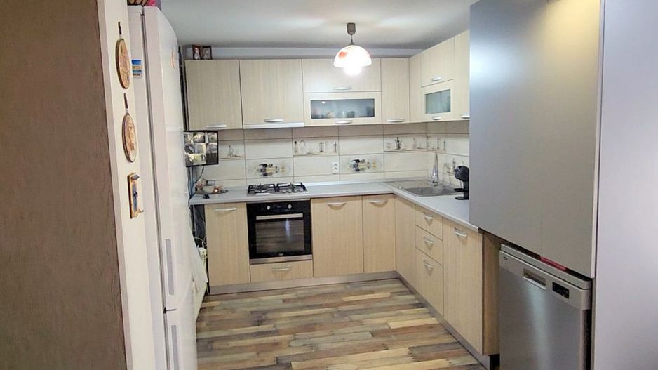 4 spatii comerciale + Vila /chiriasi /depozitare, teren 1401 mp, acces DN1 - Poză 10