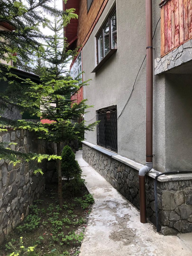 Vila Predeal 500 mp de renovat potential 6 apartamente 3 garaje - Poză 3