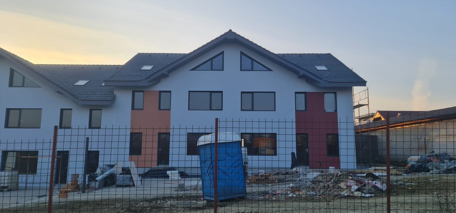 Casa de vânzare tip înșiruita la intrare in Cristian - Poză 6