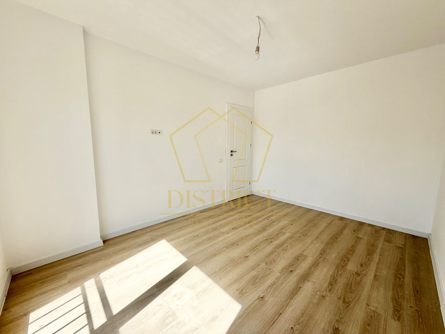 Duplex cu 5 camere si 2 bai, 470 mp teren si 115 mp utili in Ghiroda. - Poză 10