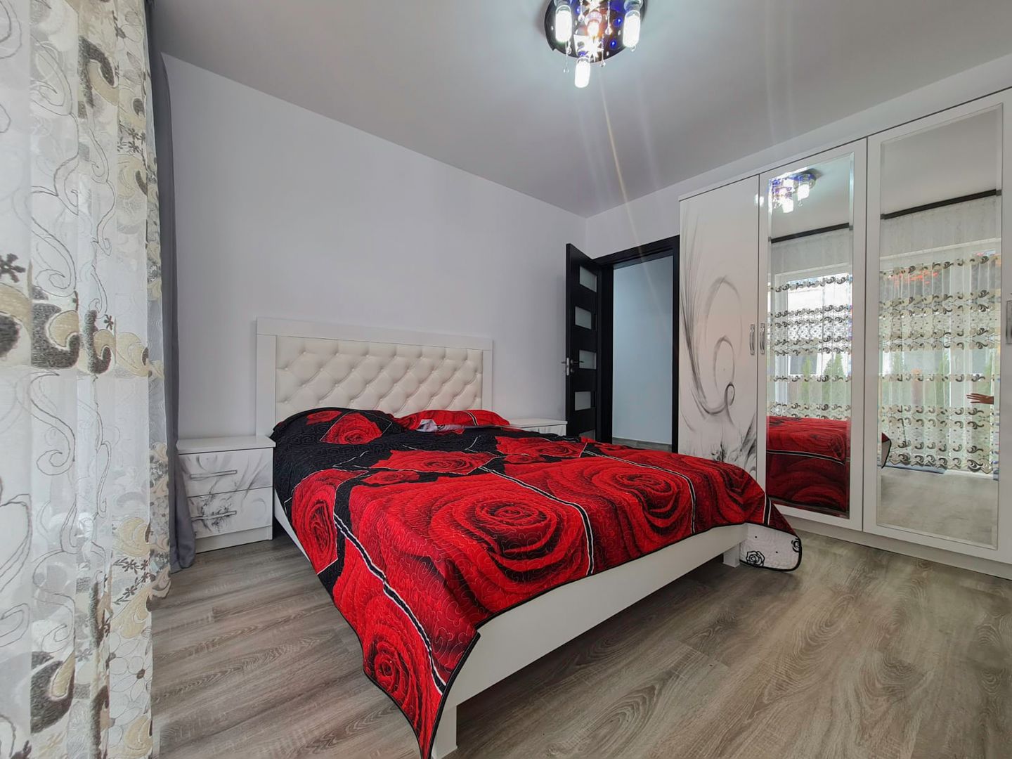 Apartament nou, mobilat și utilat - 3 camere, 2 bai și curte - Poză 14