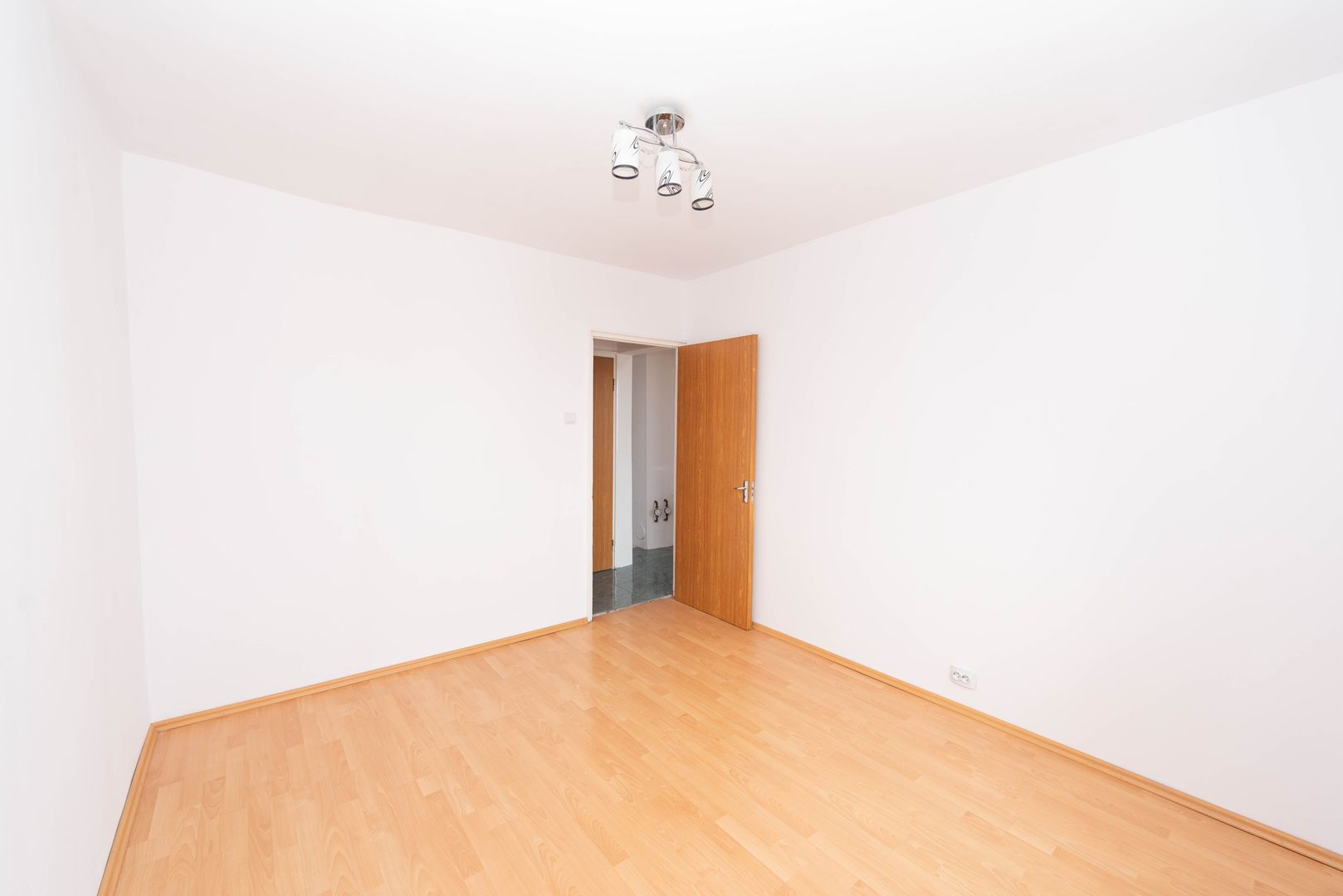 Apartament 3 camere de vanzare, decomandat, 2 bai, loc parcare, 1980 - Poză 4