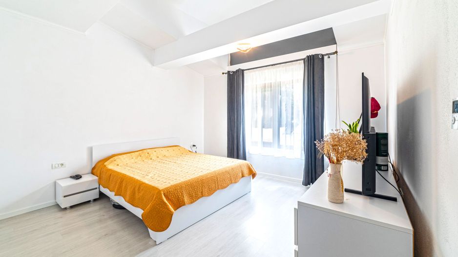 Casă în Cartierul Verde, independentă energetic - Poză 1