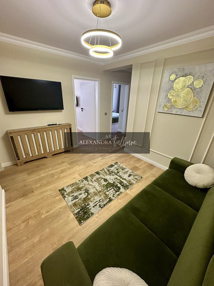 Apartament de vanzare 3 camere decomanda, balcon, parcare - Poză 1