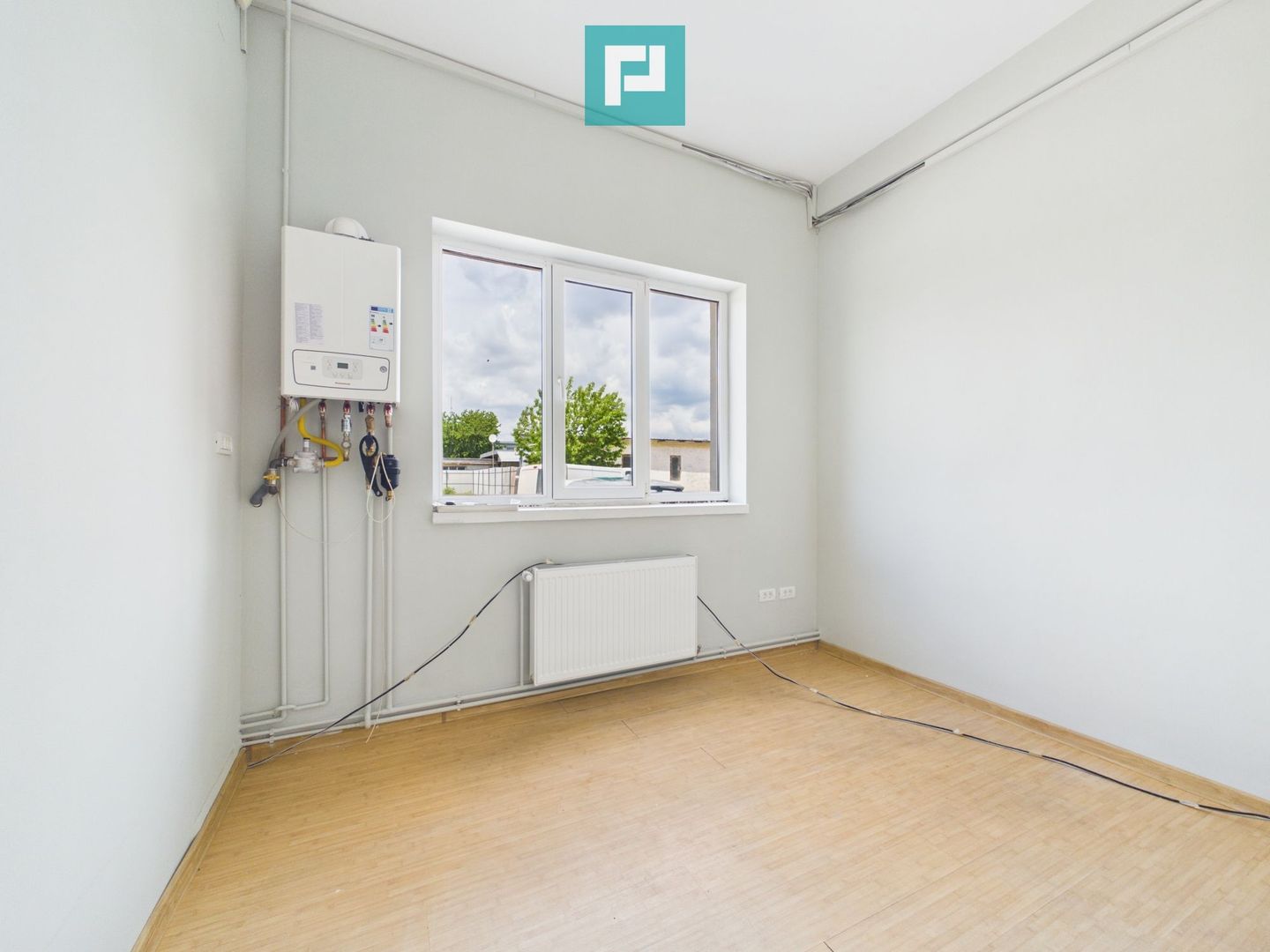 Clădire P+E cu parcare si platformă betonată 700mp - Poză 4