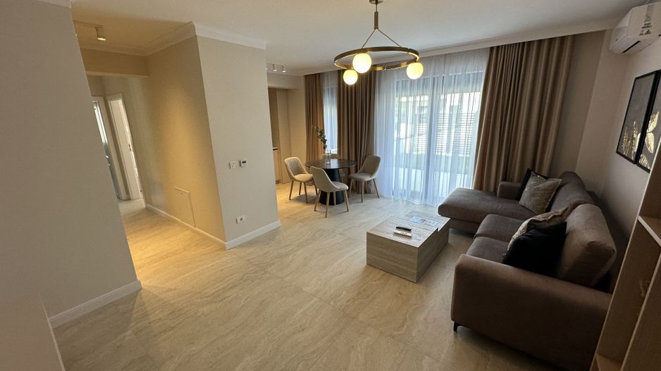 Apartment deosebit cu curte proprie se vinde complet mobilat - Poză 12