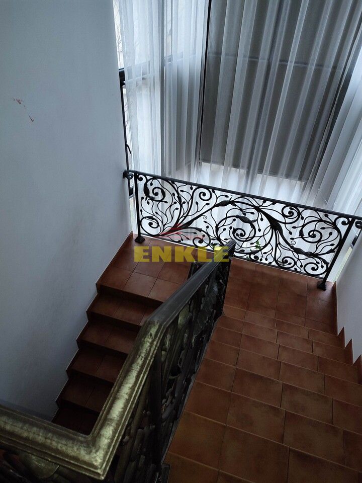 Vila 5 camere , zona Petru Rares -demisol+parter+etaj , pret negociabil ! - Poză 3