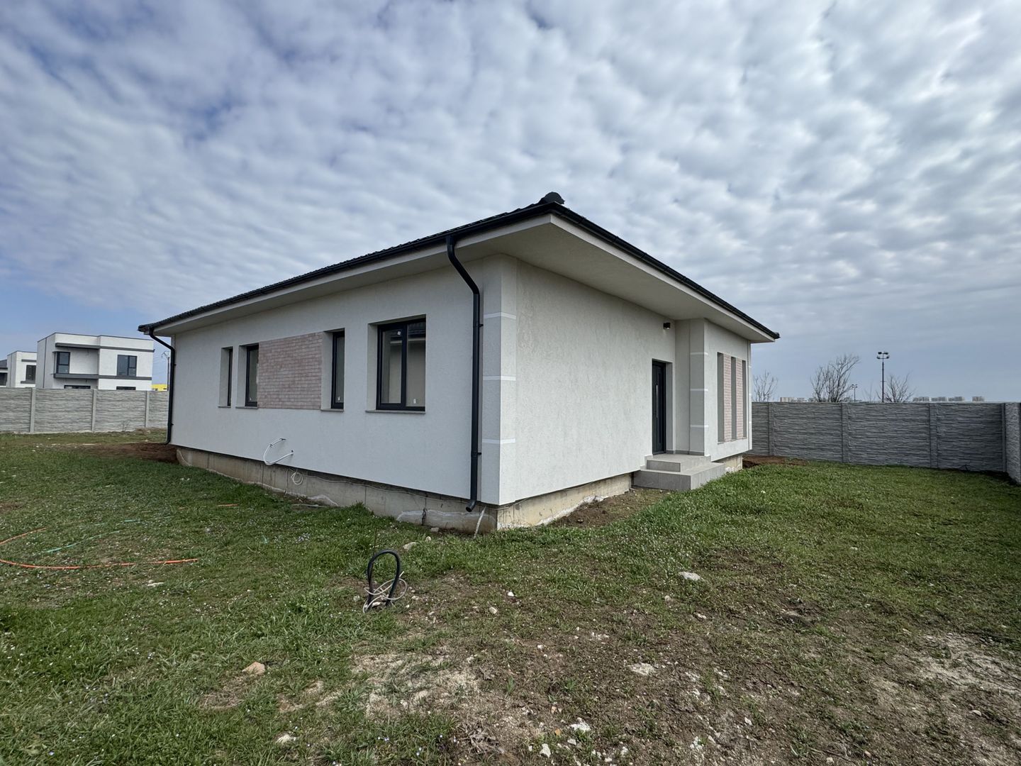 Casa parter Tunari 5 camere curte 400m2, 140m2, UTILITATI, zona buna - Poză 4