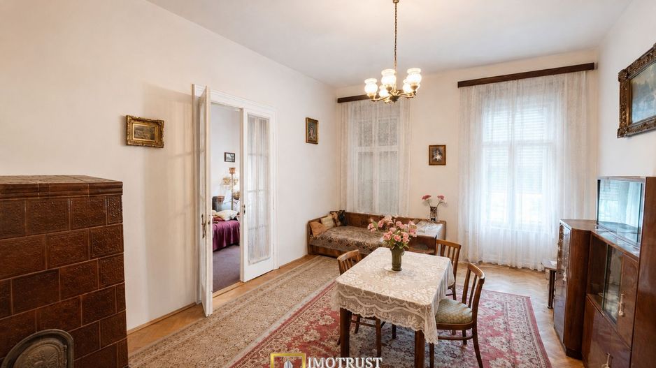 Apartament ultracentral de vânzare - 4 boxe incluse + acoperiș nou - Poză 1