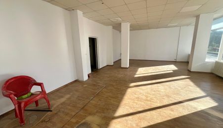 Spatiu comercial 60 mp cu vitrina mare la strada, Valea Aurie