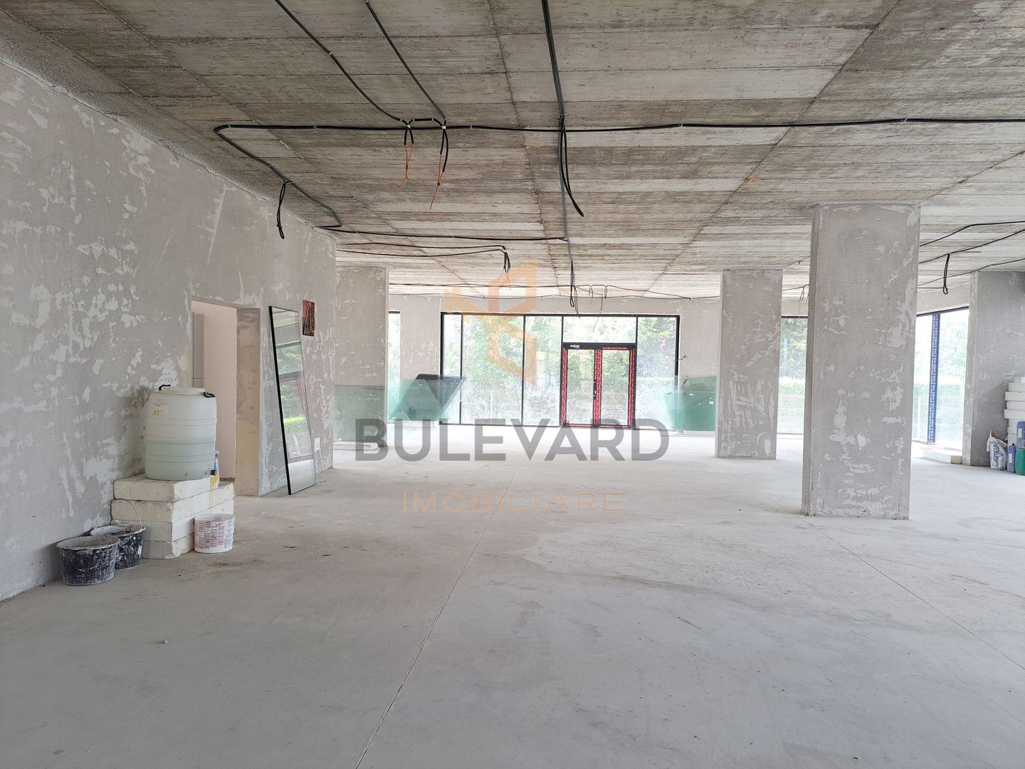 Cladire comerciala situata la drum intens circulat, 1365 mp utili + 20 parcari - Poză 12