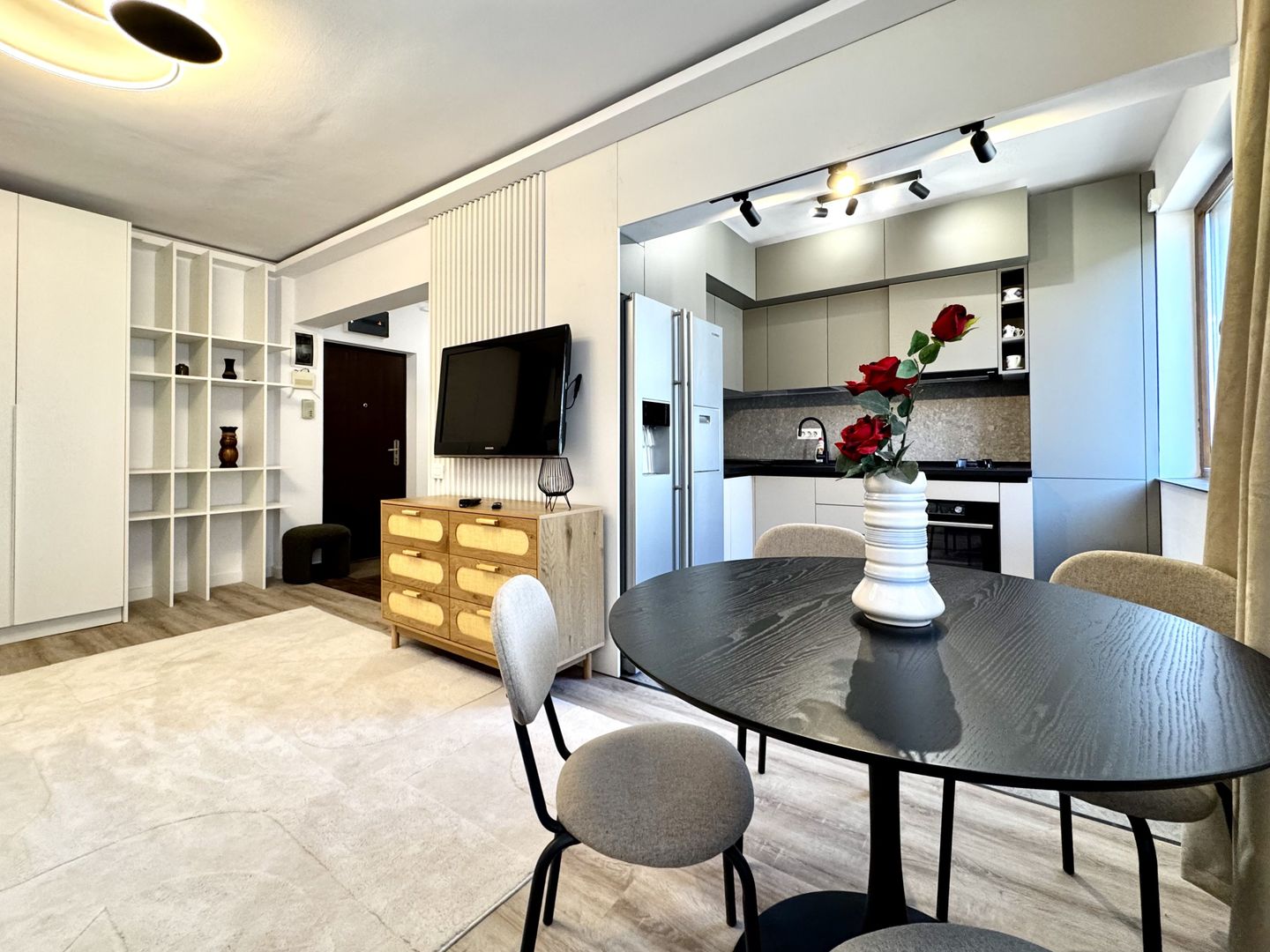 Apartament cu stil, eleganță și energie vibrantă, în Piața Victoriei - Poză 8