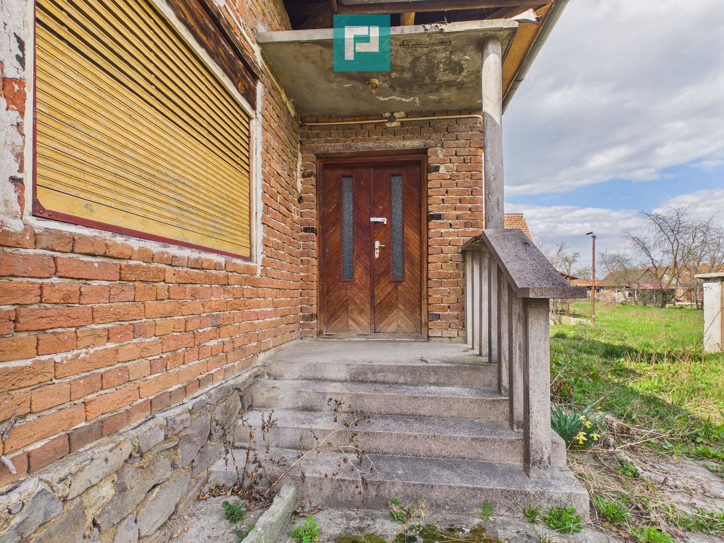 Casă cu teren de 1800 mp, în Buteni, Arad - Poză 2