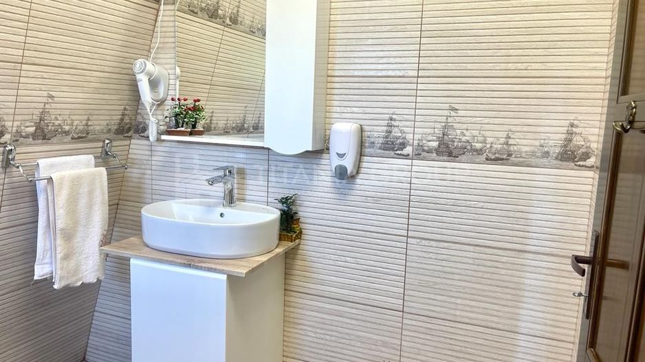 INVESTITIE Vila moderna + vila la rosu, teren 1480 padure - Poză 9