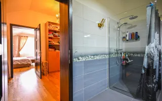 Somptuozitate in stil modern, 2 garaje, 3 terase, totul pe 1.000 mp teren - Poză 46