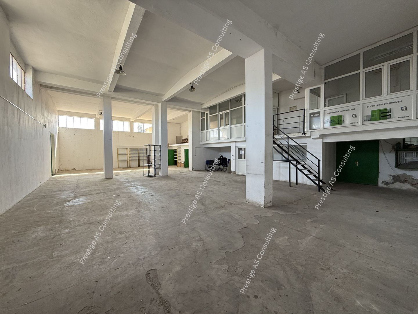 Hala 300 mp | Birouri + Vestiar | Acces auto | 3 intrari | Zona Lipovei - Poză 1