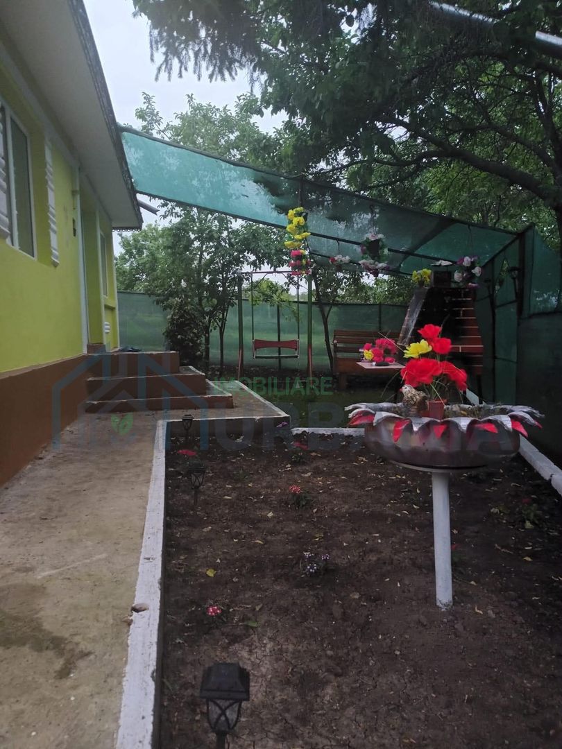 Proprietate de vânzare cu casă și teren în Hoisești, comuna Dumești - Poză 4
