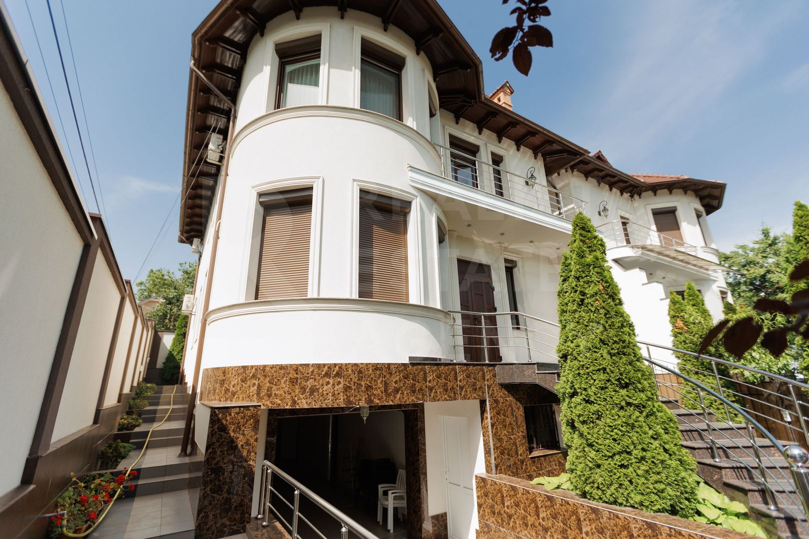 Chirie, casă, 2 nivele, 5 camere, str. George Meniuc, Centru - Poză 2