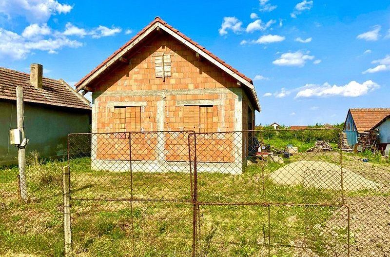 Casa la roșu în Izvin - Poză 11