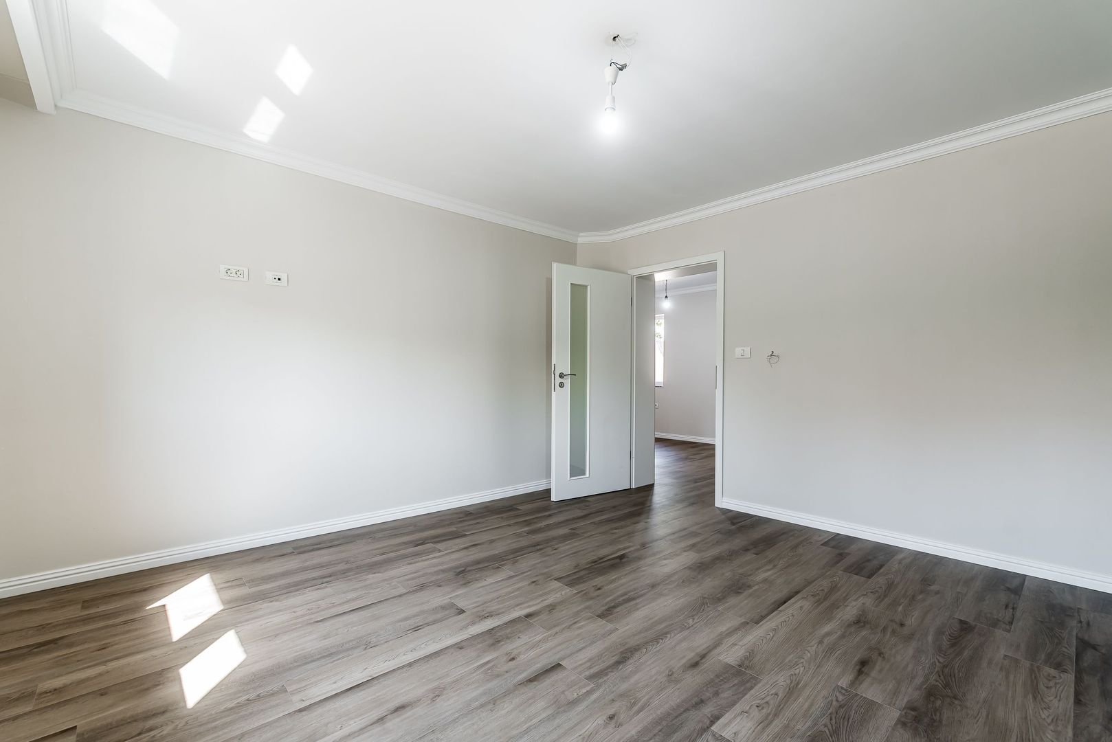 Casă gata de mutat în Aradul Nou, renovată complet (2026) - Poză 12
