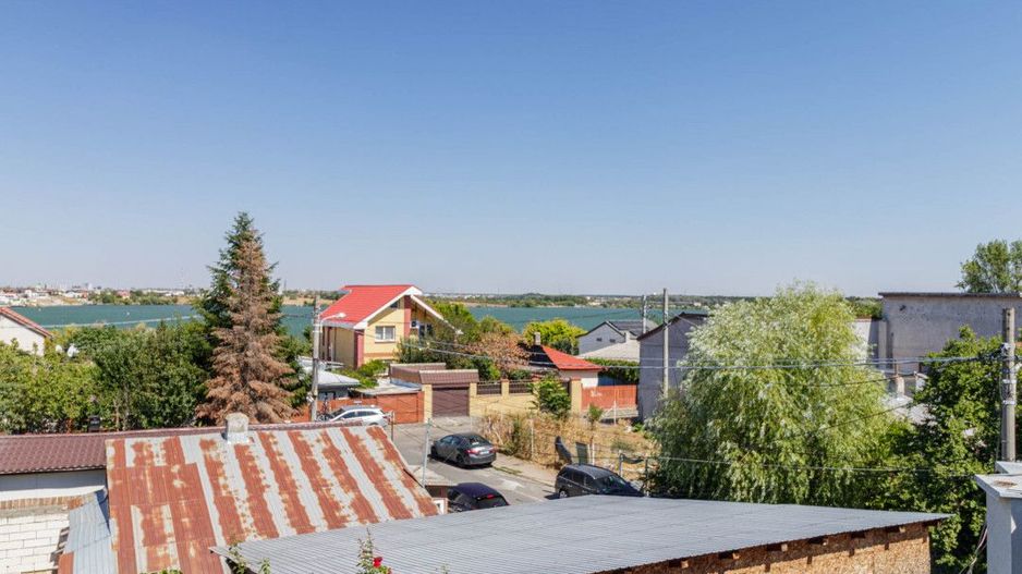 Clădire Modernă, Ideală pentru Locuință sau Afacere, cu Terasă Panoramică - Poză 9