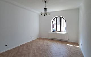 Spațiu de birouri in vila demisol etaj 1 si mansarda - Poză 3