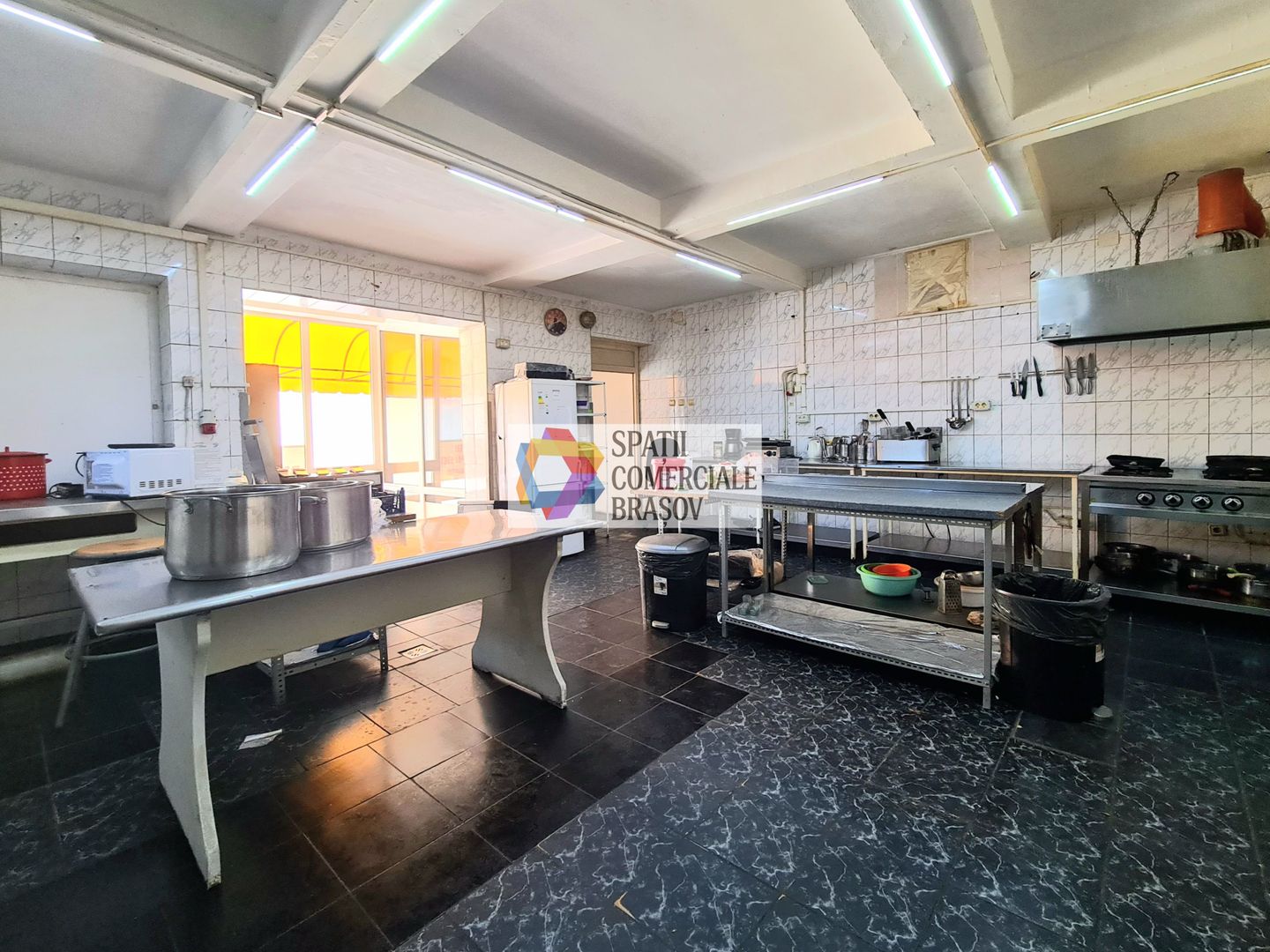 Spatiu comercial de închiriat cu 380 w Brasov - 60 mp # spatii-comerciale-brasov - Poză 1