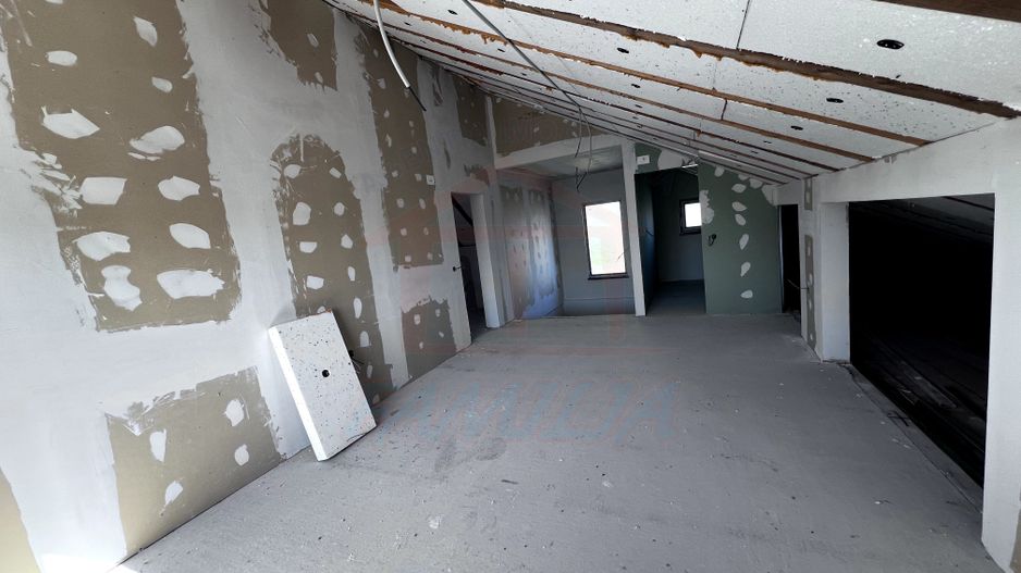 Vanzare casa P+M in Sendreni( in spatele Primariei), pret 99 000 euro - Poză 9