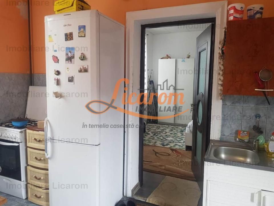 Corp de casa Blumana, zona str Lunga,curte,pod,beci. - Poză 5