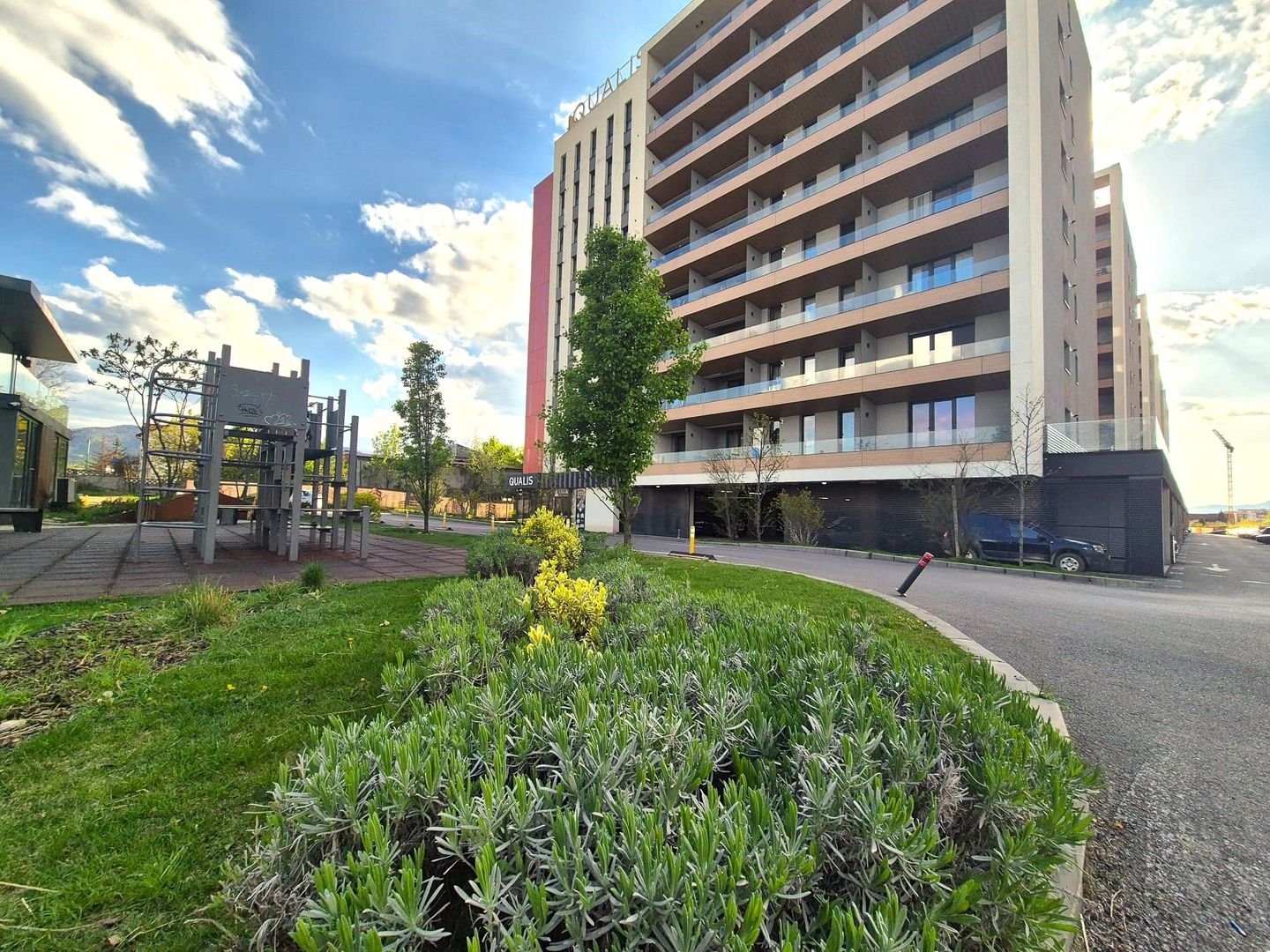 Zona Coresi, str. 13 Decembrie, apartament spațios, bloc nou, loc parcare - Poză 1