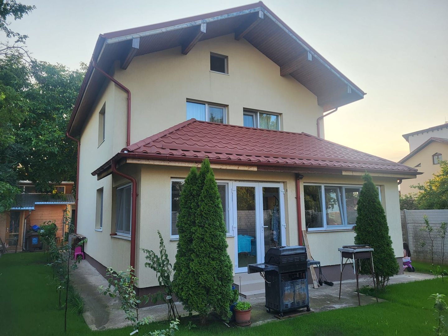 Vila Otopeni Central 5 camere, 400m2 curte, dormitor parter - Poză 1