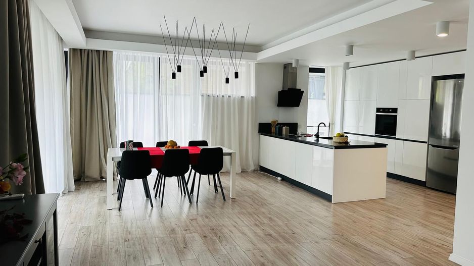 Vila Individuală Elegantă cu 6 camere, Curte Proprie–Padurea Baneasa - Poză 1