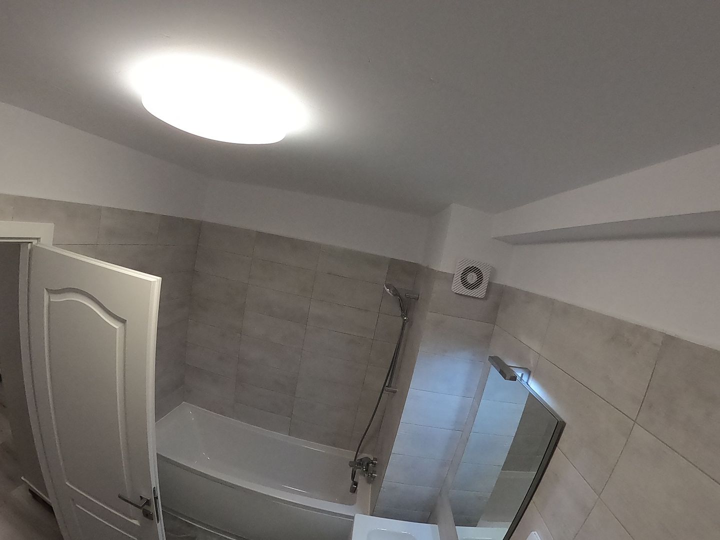 De închiriat – Apartament 2 camere cu vedere frontală la lac & loc de parcare - Poză 6