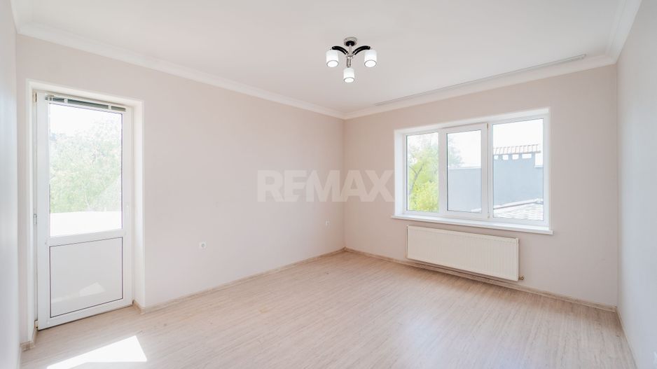De vinzare Apartament 2 camere si balcon + living cu logie - Poză 5