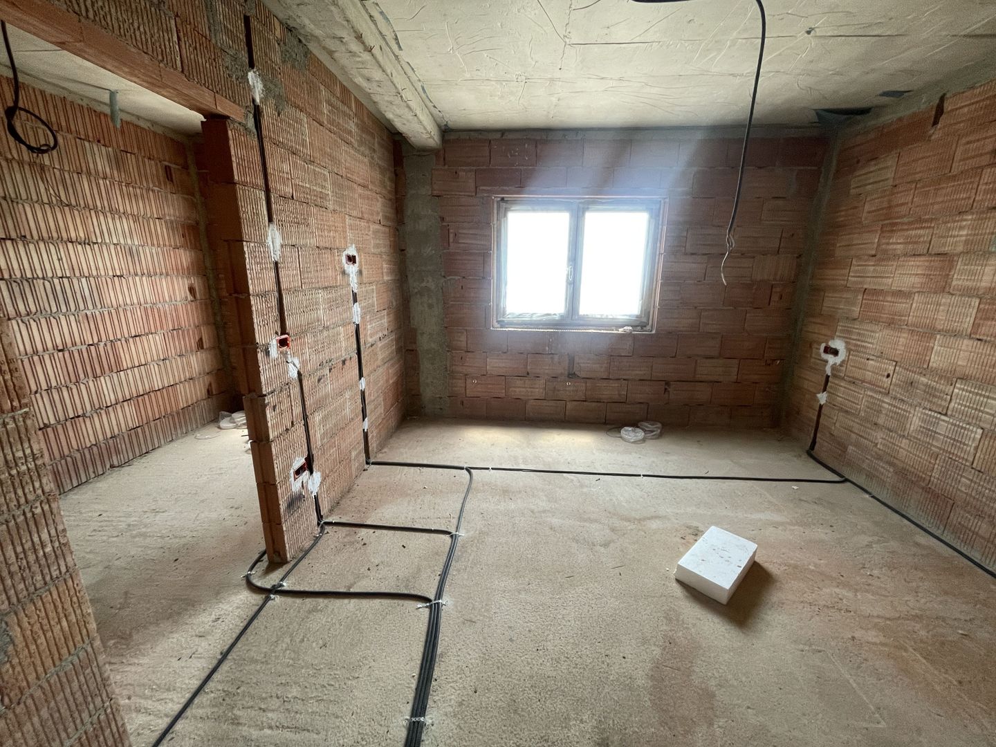 Casă la roșu, 3 dormitoare, teren 340 mp – Moșnița Nouă, lângă Kaufland - Poză 12