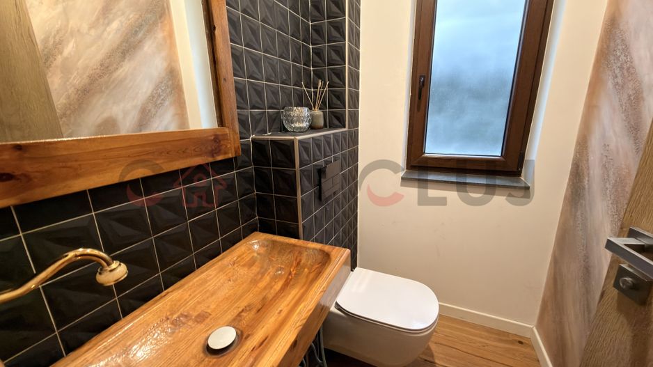 Apartament tip penthouse cu terasa si acces la curte - Poză 7