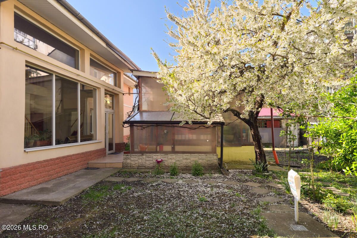 Lunei - Ion Neculce, 2 Apartamente. Mansarda 157 mp. Anexe, Lot 475 mp - Poză 16