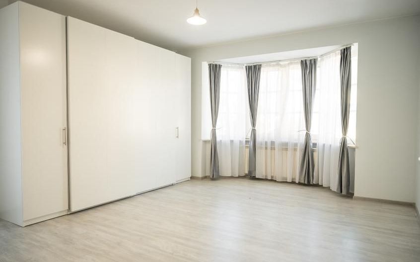 Pipera - Vilă modernă cu 4 dormitoare, curte generoasă și parcare subterană - Poză 10