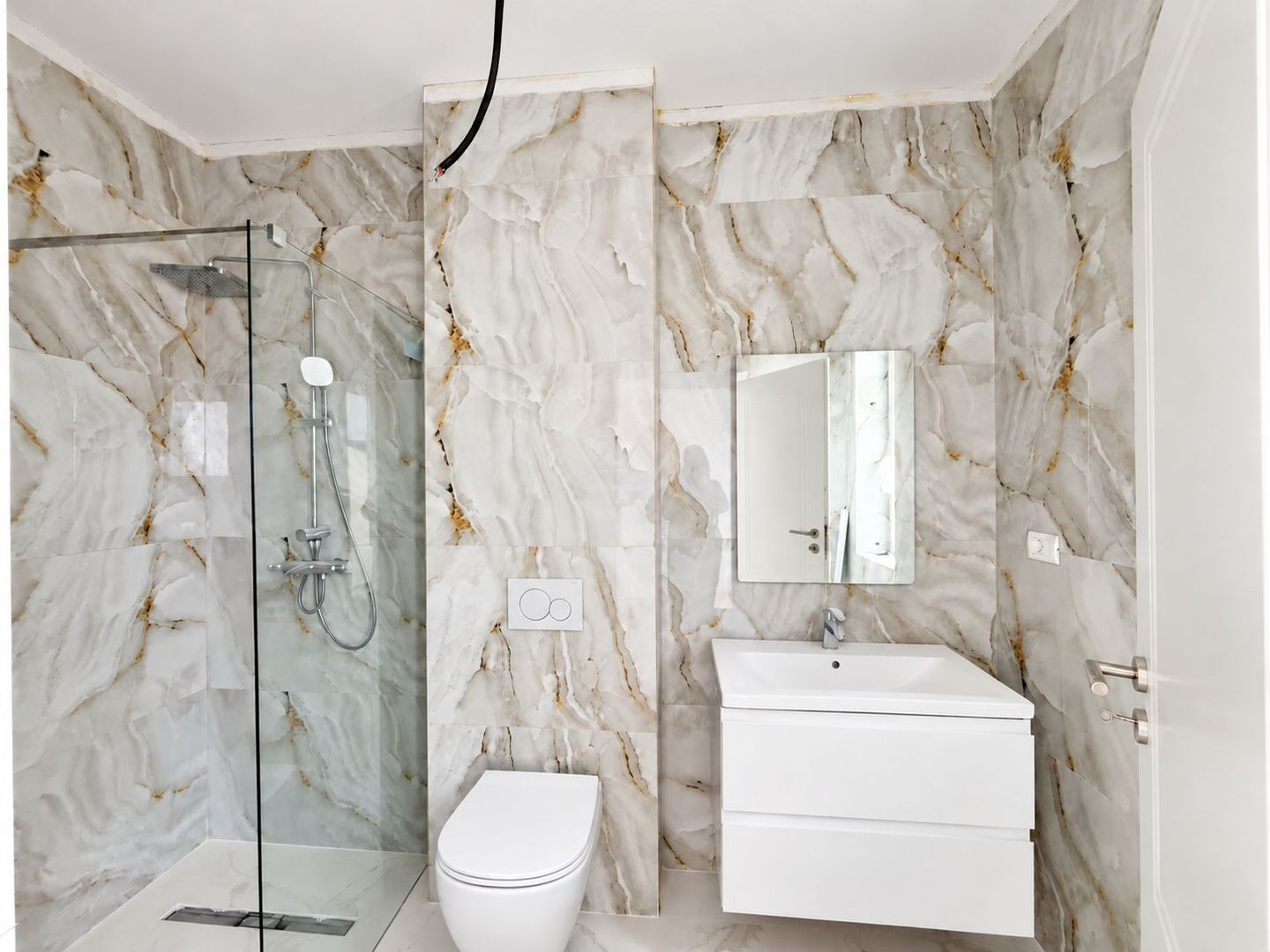 Apartament cu 3 camere si doua bai. Finisaje de calitate. Parcare - Poză 7