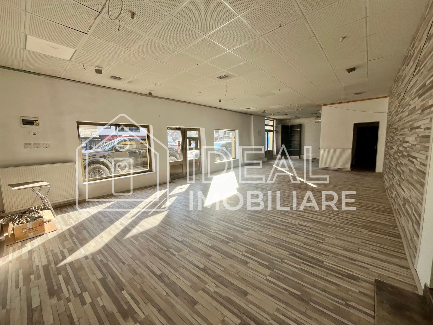 Spațiu Comercial cu Vitrină la strada principala, 110 mpu, Calea Dumbravii - Poză 2