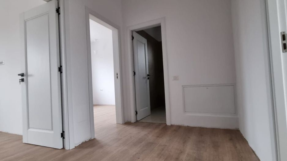 Reședință Modernă cu Finisaje Distinse - Poză 7