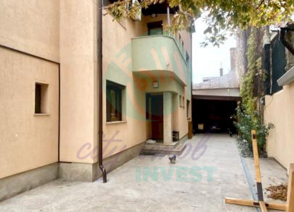 Vila cocheta cu teren de 400 mp - Poză 3