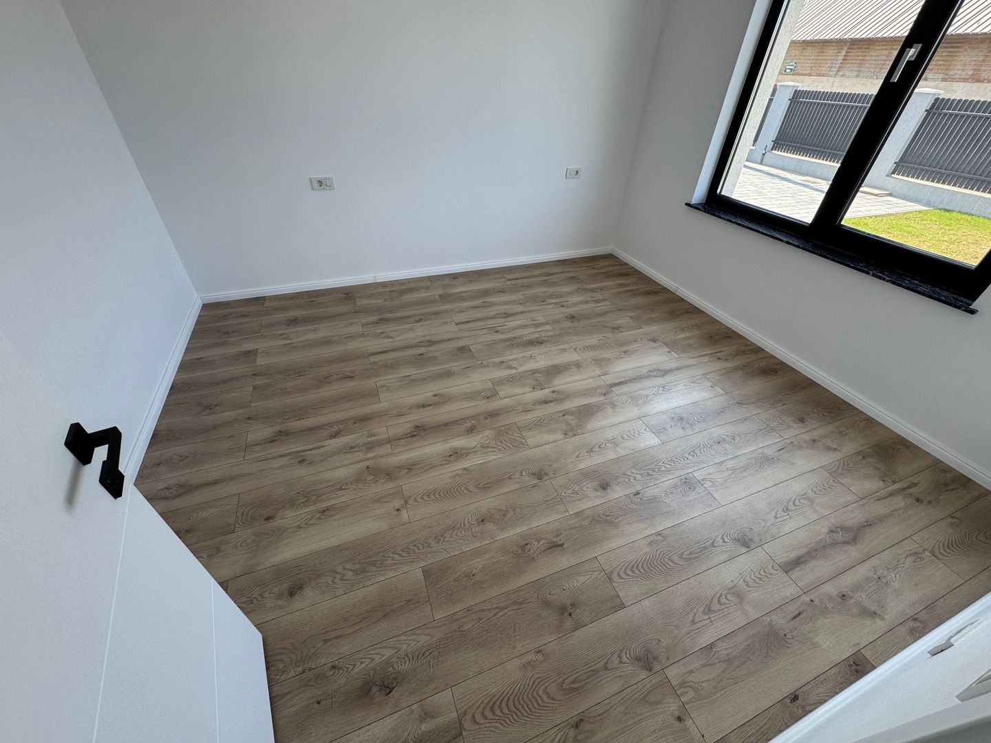 VilE stil Neoromaneasc Tunari, TOATE UTILITATILE, curte GENEROASA - Poză 9