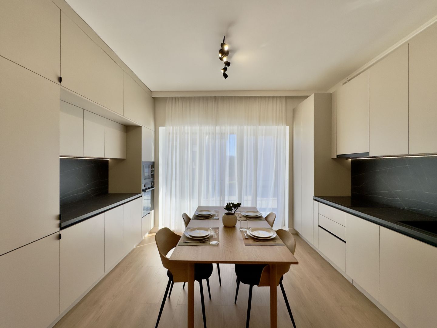Apartament cu 2 camere, mobilat complet, terasă 10.42 - întabulat - Poză 3