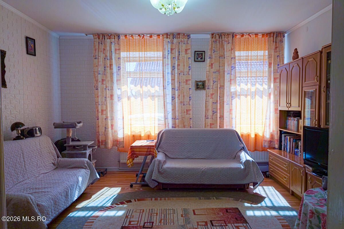 Lunei - Ion Neculce, 2 Apartamente. Mansarda 157 mp. Anexe, Lot 475 mp - Poză 10
