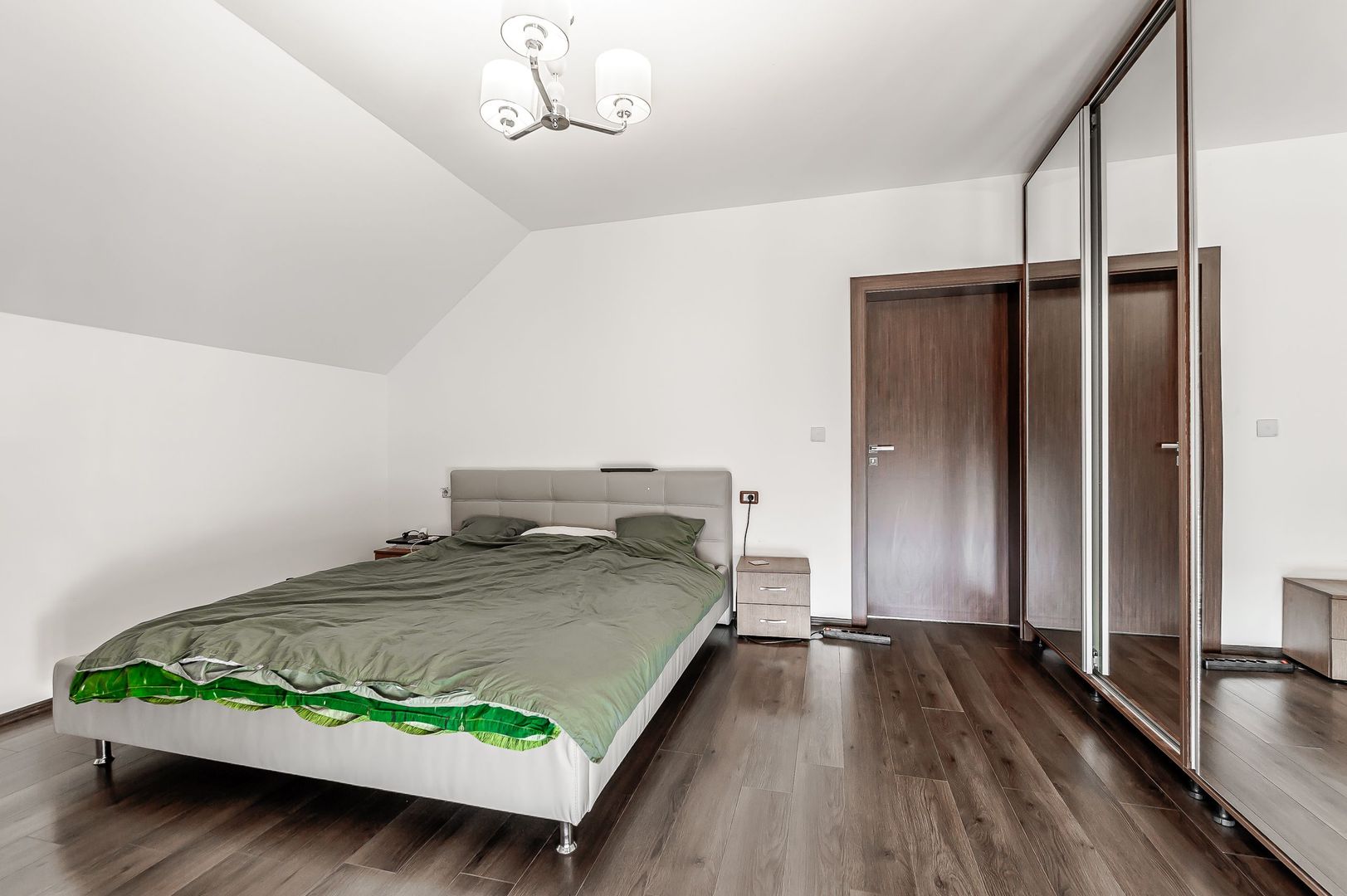 Vilă nouă independentă energetic și 1117 mp teren - Poză 9