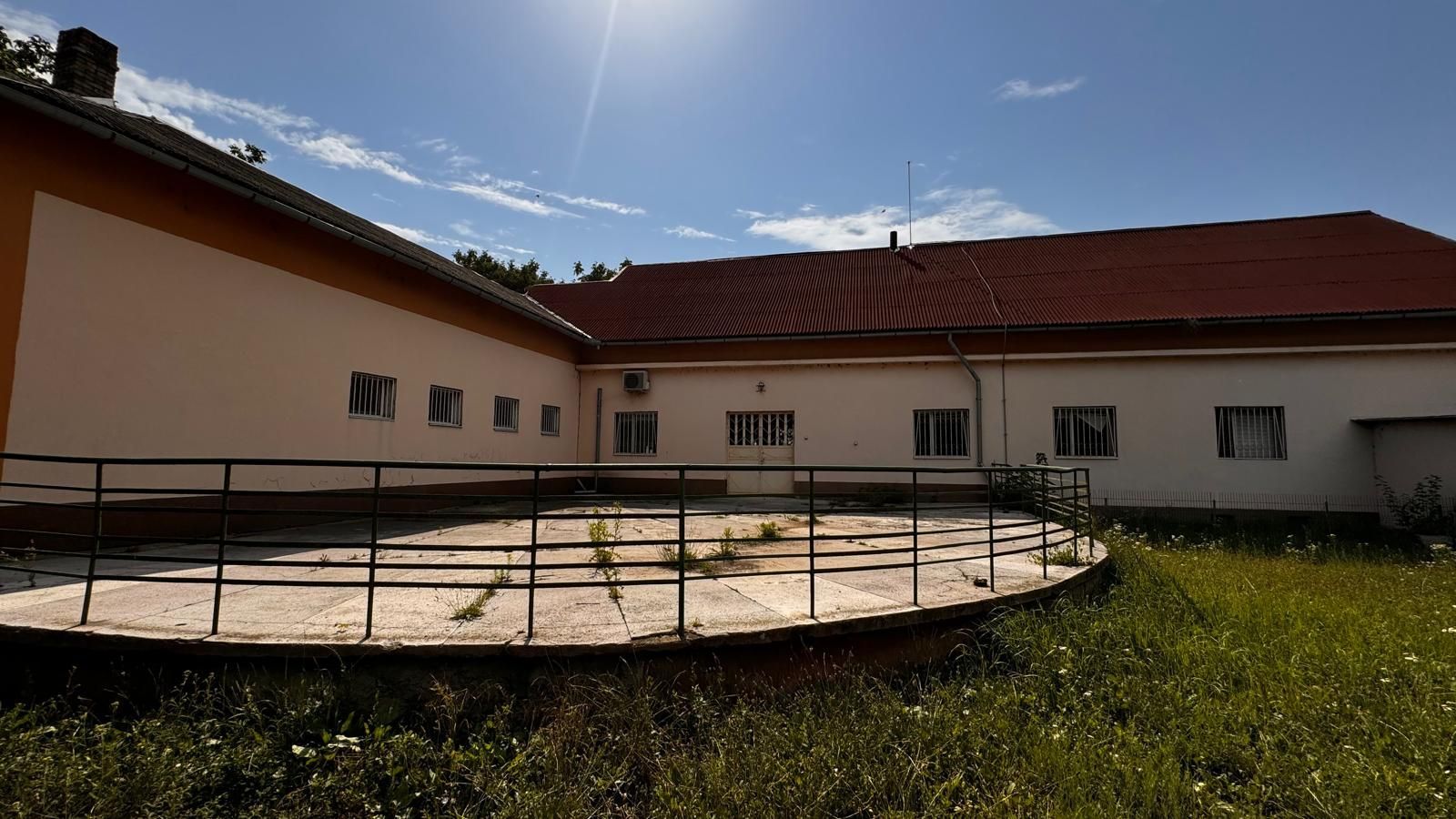 Complex de clădiri administrative – Livada, 310.000 E. Comision 0. - Poză 1