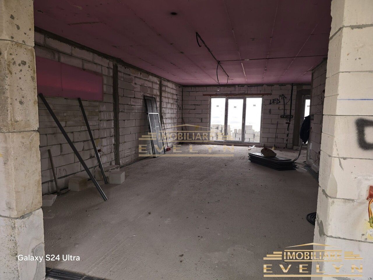 Casa la rosu de vanzare situata in Manolesti , pret 100.000 euro neg ! - Poză 6